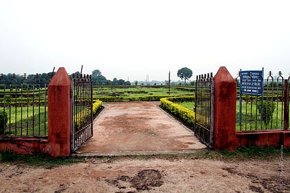 Ruins of The Fort of Lichhavi King Vishal, photo 1 of 7