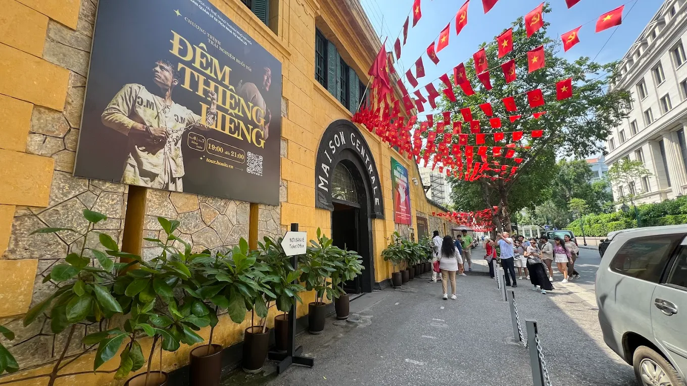 Hoa Lo Prison, photo 1 of 12