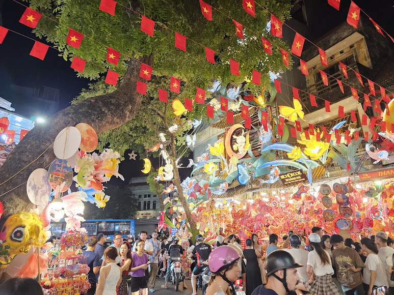 Night market, photo 2 of 9
