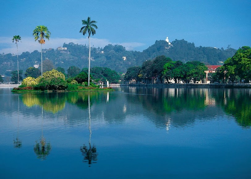 Kandy Lake, photo 2 of 8
