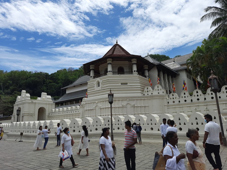 Kandy Lake, photo 3 of 8