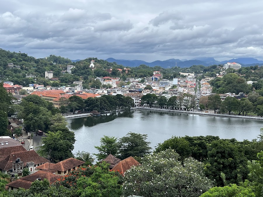Kandy Lake, photo 1 of 8