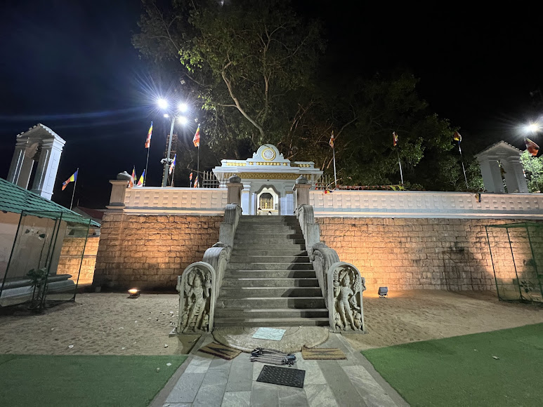 Sri Maha Bodhi Viharaya, photo 2 of 6