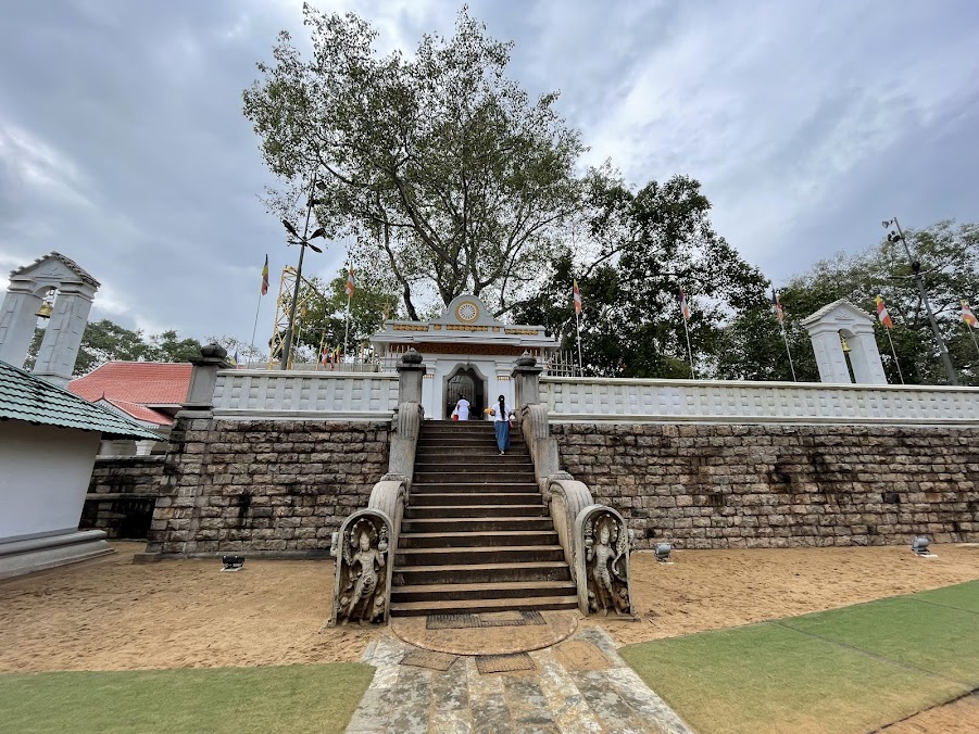 Sri Maha Bodhi Viharaya, photo 1 of 6