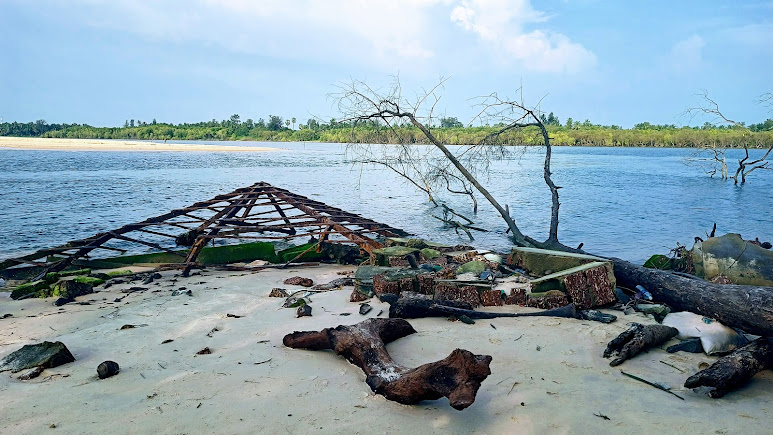 Sasihitlu Beach, photo 1 of 9
