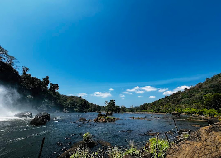 Athirappilly Water Falls, photo 1 of 8