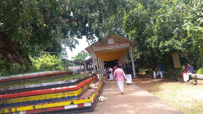 Madayi Kavu Sri Thiruvarkkaattu Kaavu Bhagavati Temple (Madayi Kavu), photo 1 of 8