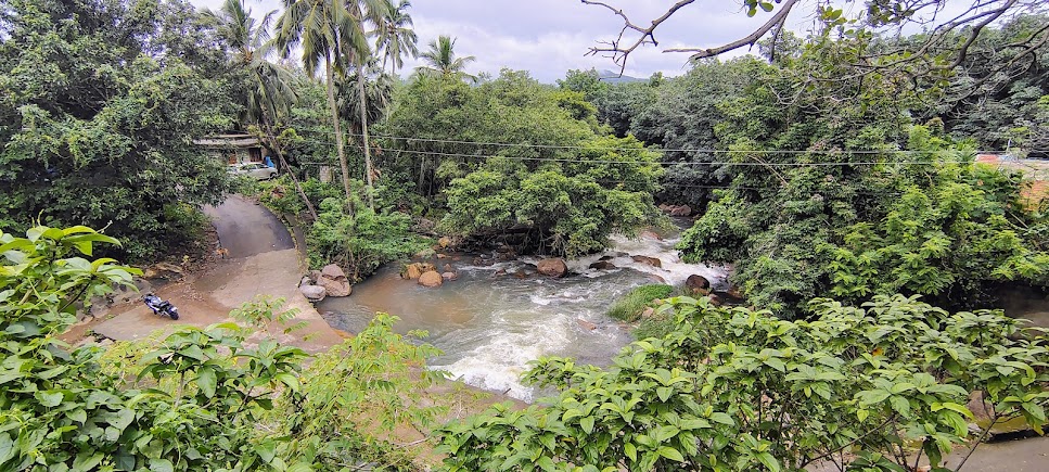 Ulakkai Aaruvi Sellum Paathai, photo 3 of 7