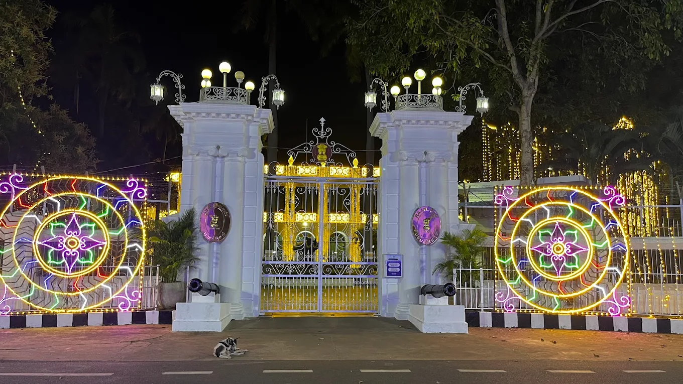 Raj Nivas, photo 3 of 11
