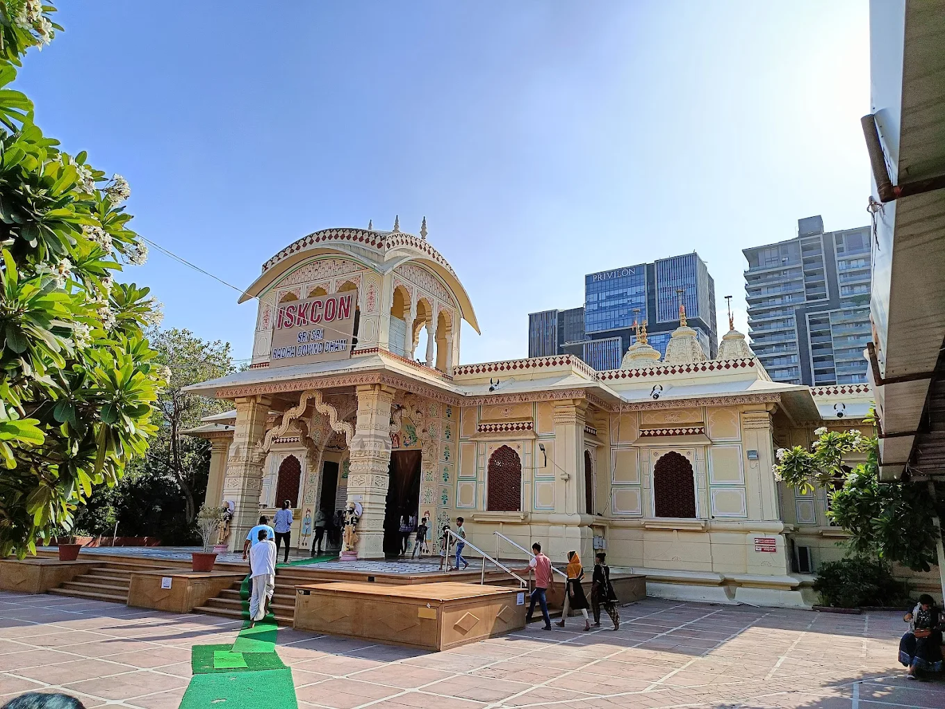ISKCON Temple, Ahmedabad, photo 1 of 9