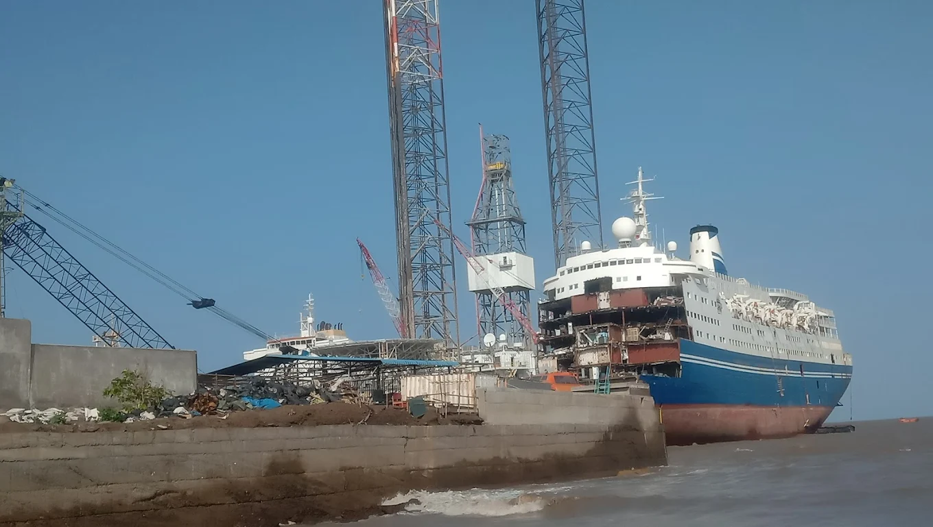 Alang Ship Breaking Yard, photo 3 of 8