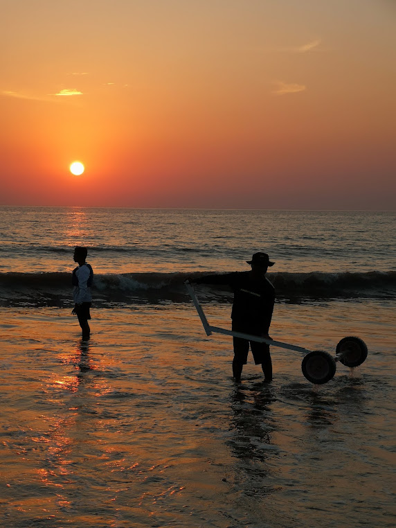 Versova Beach, photo 1 of 9