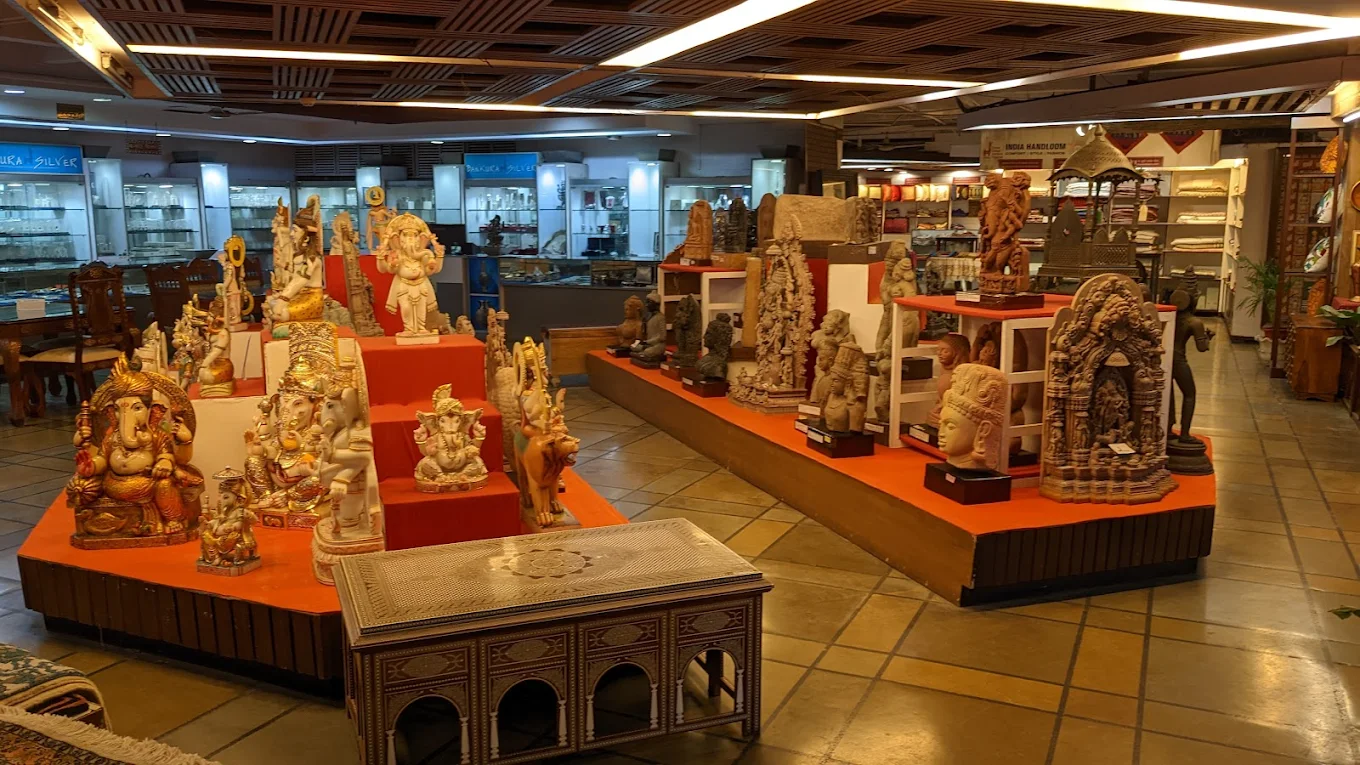 Janpath Market, photo 1 of 9