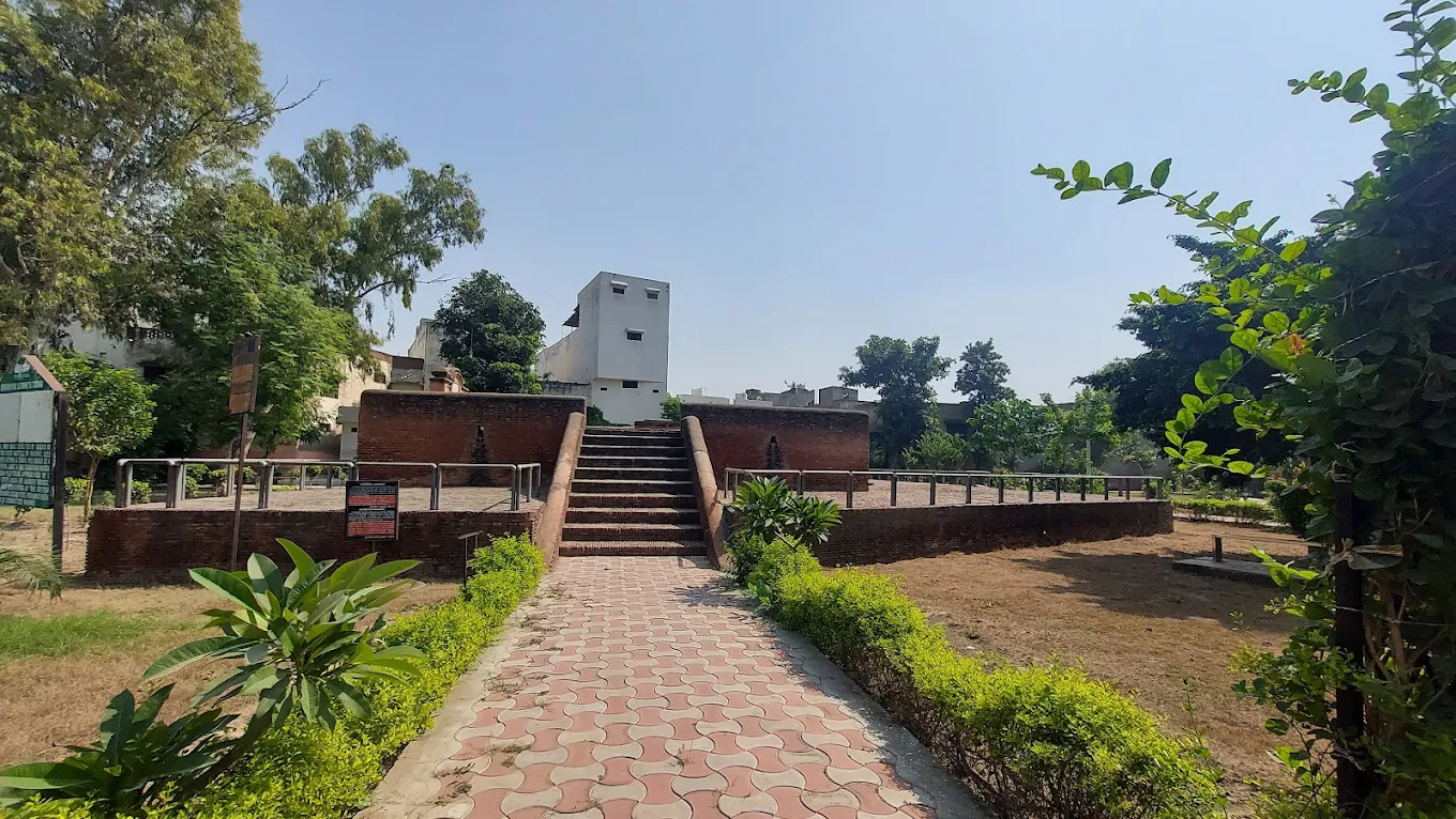 Ibrahim Lodi Tomb, photo 1 of 5