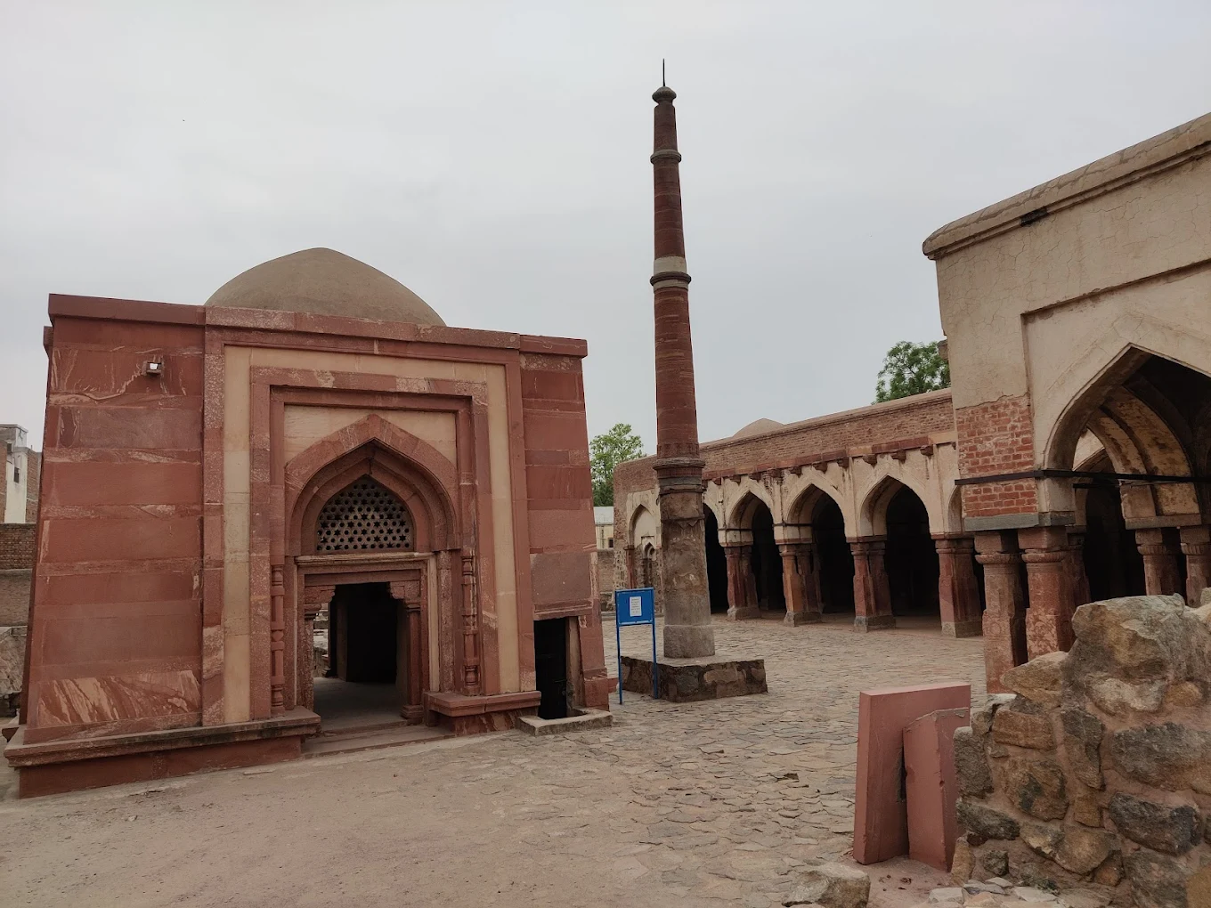 Lat ki masjid, photo 1 of 8