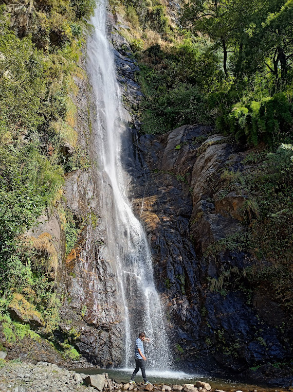 Kalpeshwar Waterfall, photo 1 of 9