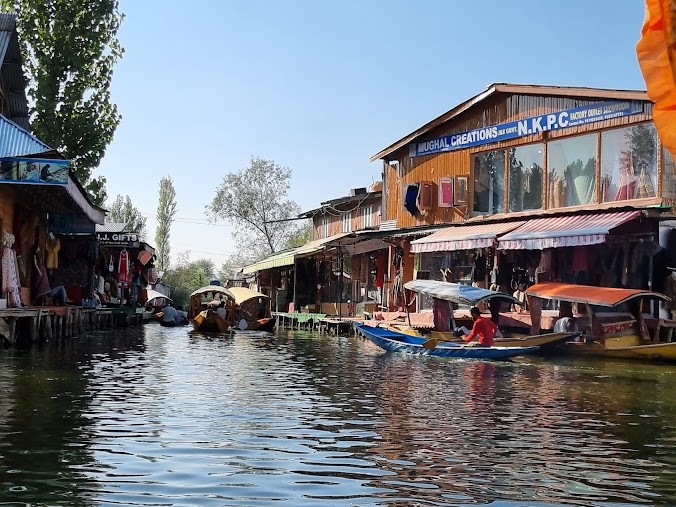 Dal Lake, photo 1 of 4