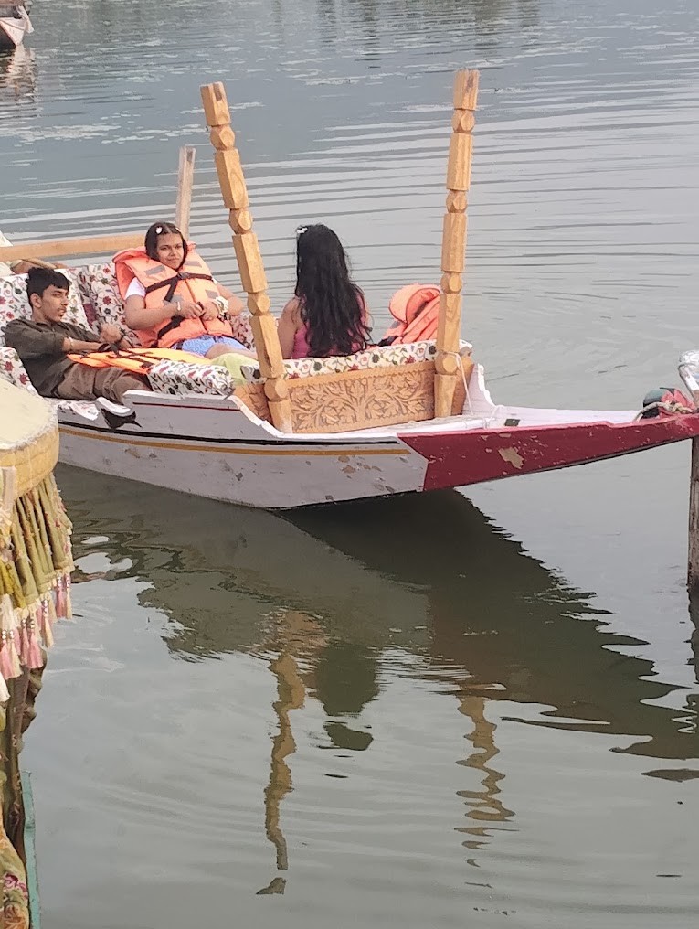 shikara Ride, photo 1 of 8