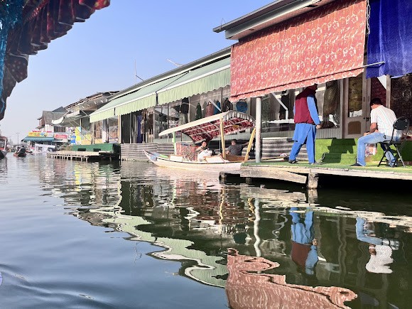 Floating Market Dal Lake, photo 1 of 6