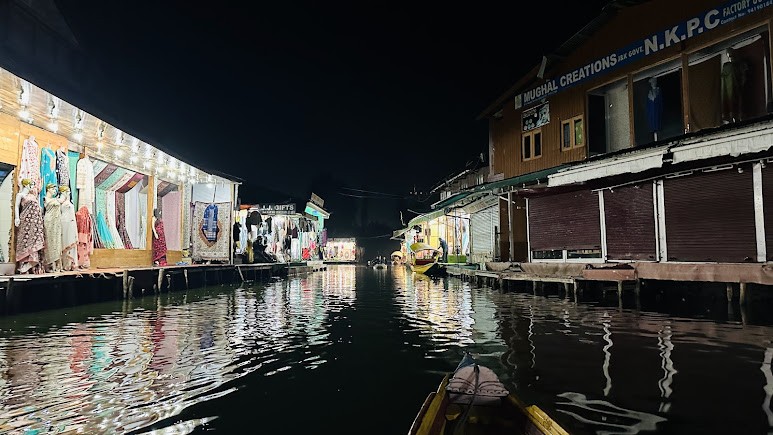 Floating Market Dal Lake, photo 2 of 6