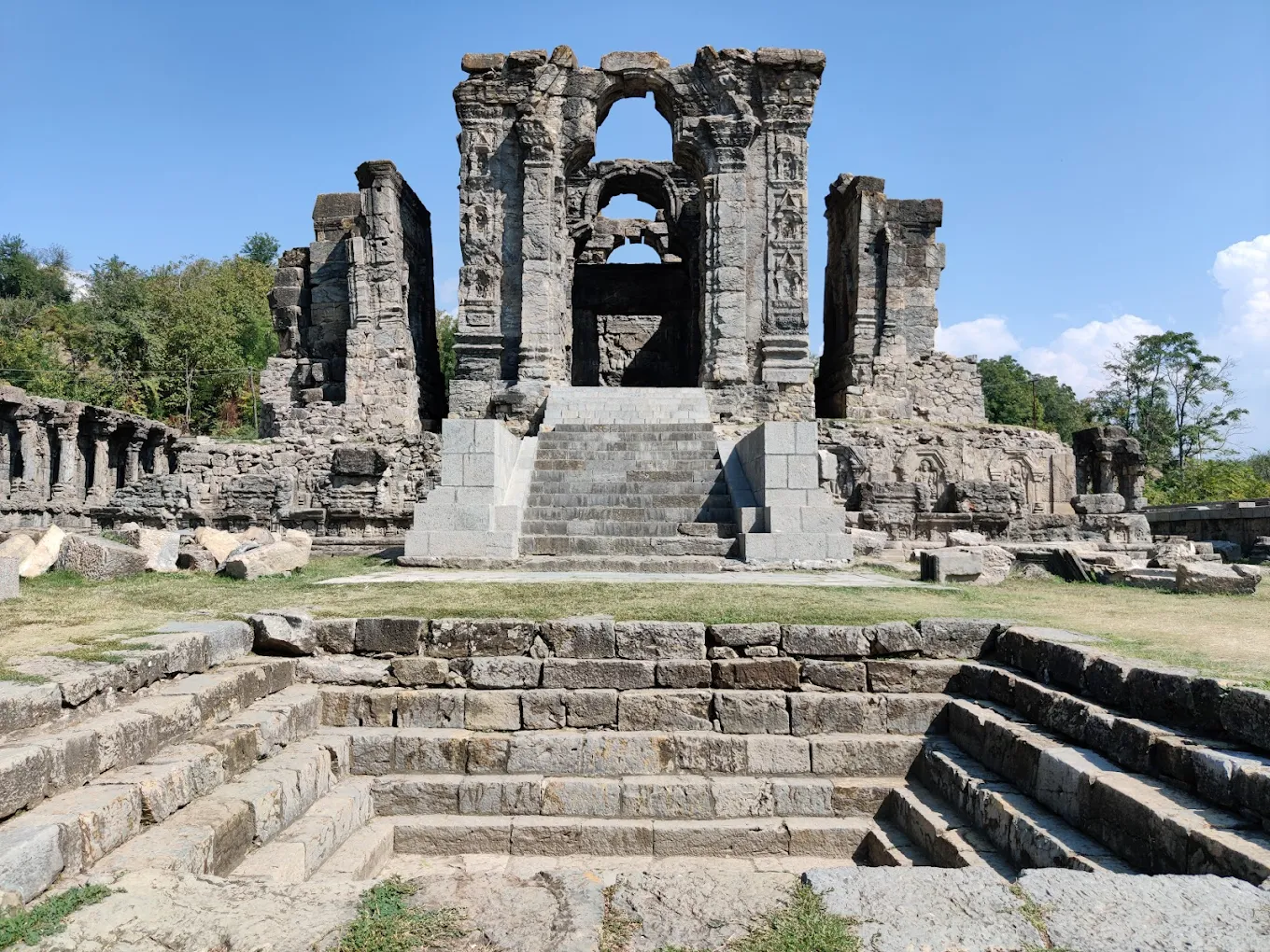 Shri Martand Sun Temple Mattan, photo 1 of 8