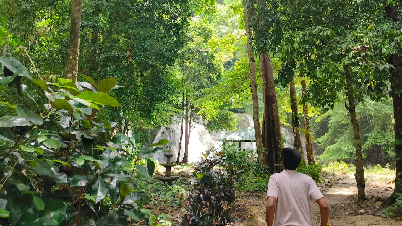White Surf Waterfall, photo 1 of 6
