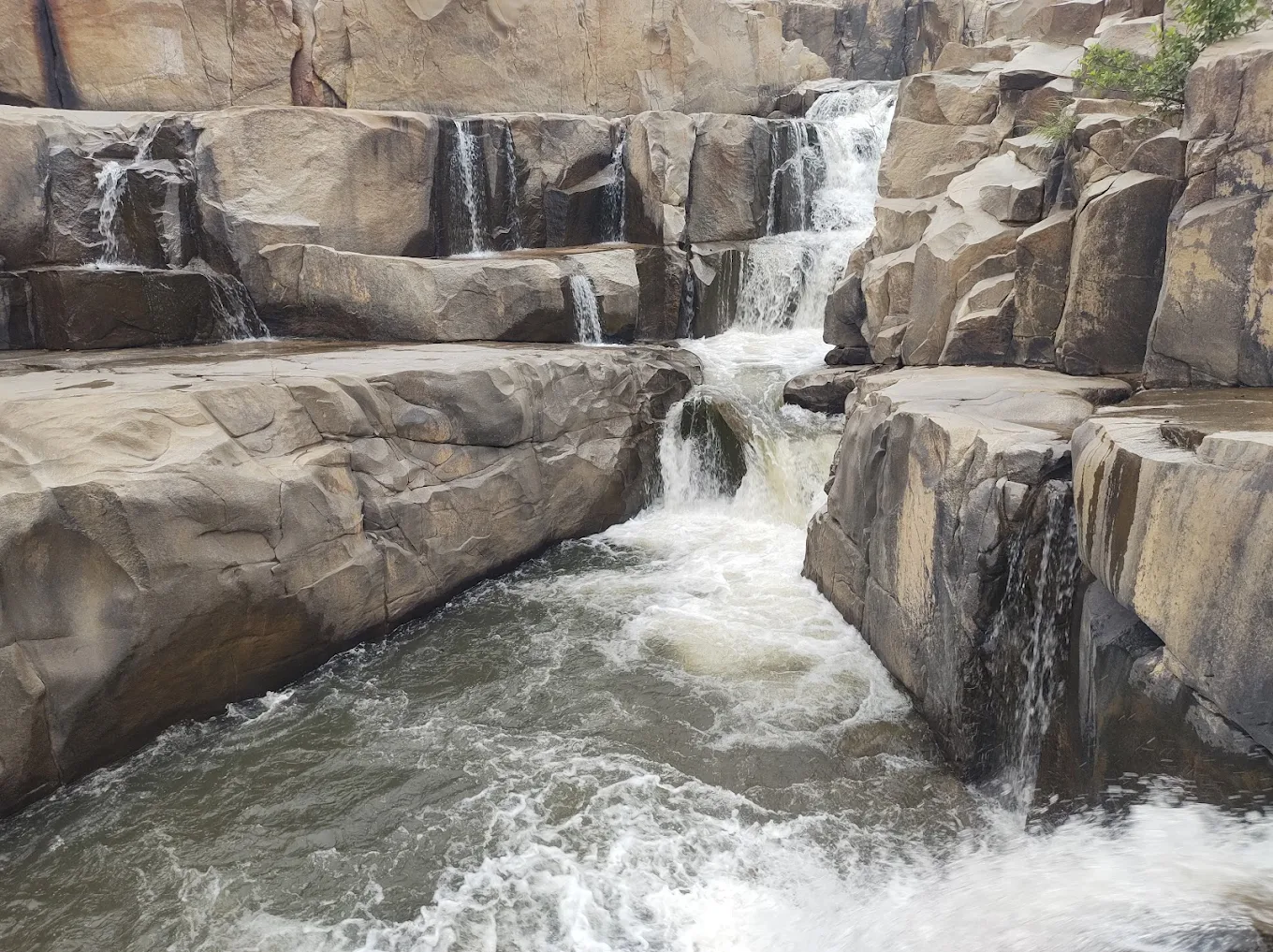 Dev-Pahari Waterfall, photo 4 of 8