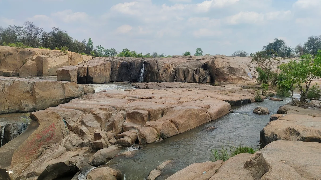 Dev-Pahari Waterfall, photo 3 of 8