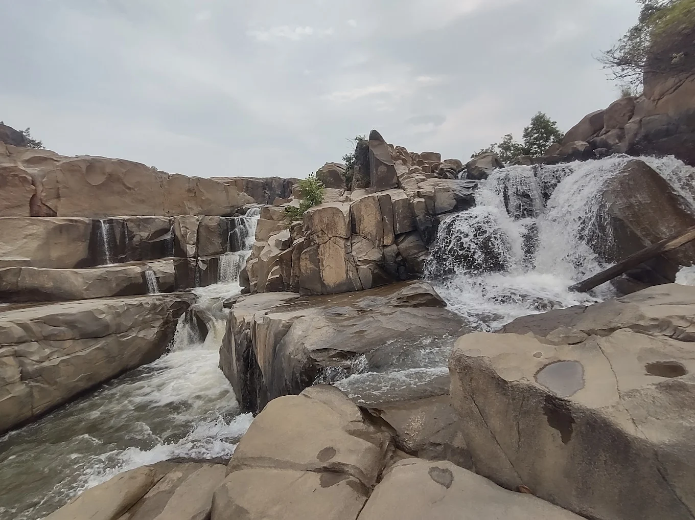 Dev-Pahari Waterfall, photo 2 of 8